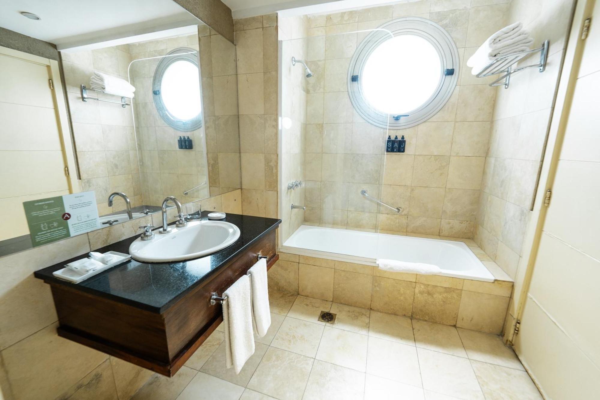 Amerian Executive Hotel 4*